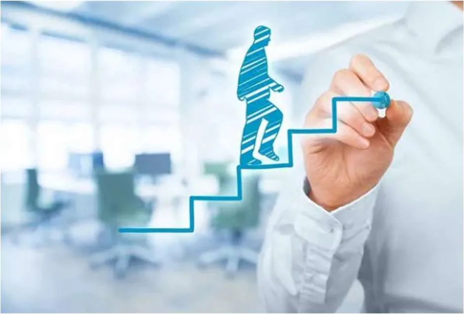 Ejecutivo trazando una escalera de crecimiento