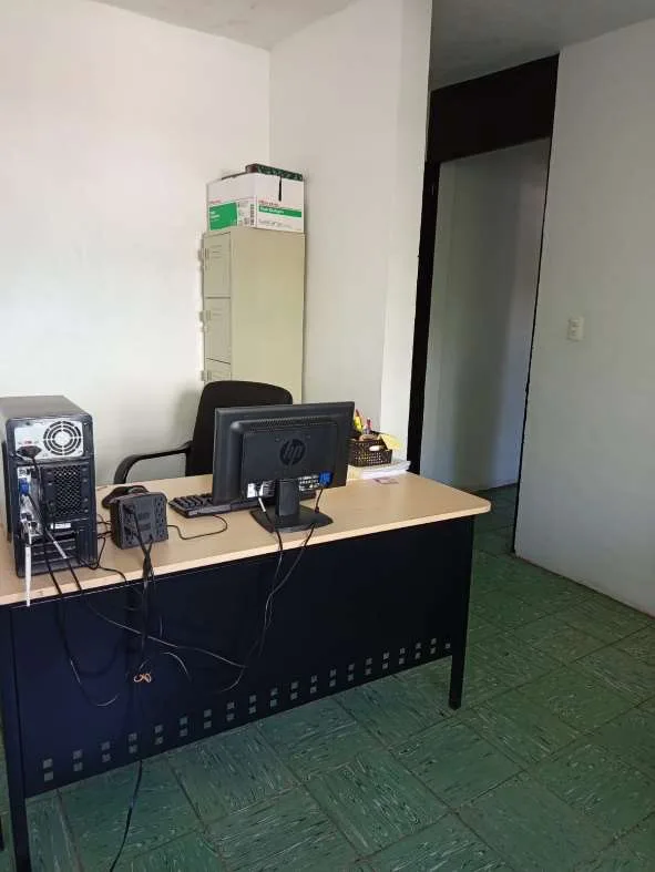Estación de trabajo con equipo de cómputo