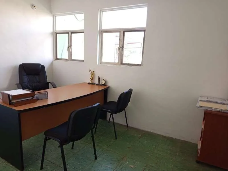 Oficina privada con escritorio y sillas